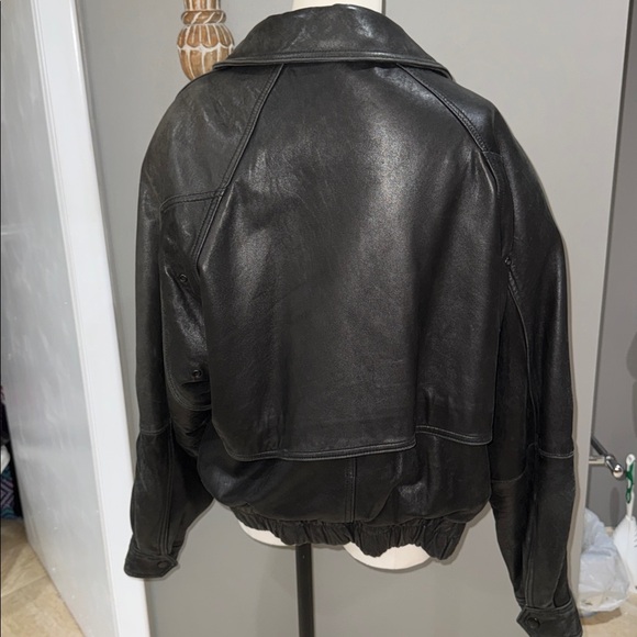 Men's Sleek Black Leather Bomber Jacket - Picture 6 of 15